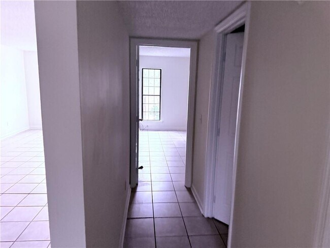 Building Photo - 890 E Cherry St