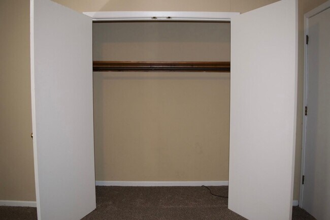 Building Photo - Nice 3 Bedroom 2.5 Bathroom Townhome