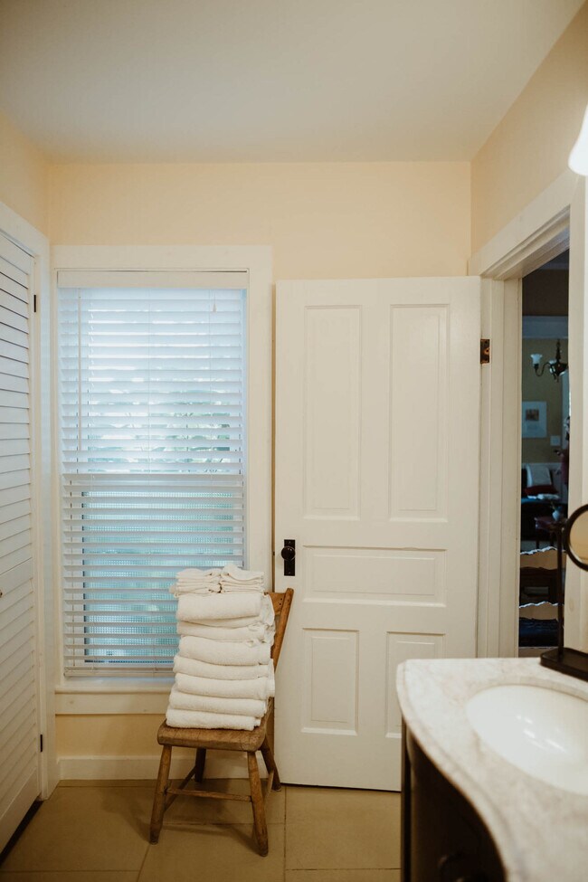 Building Photo - 108 W 6th St