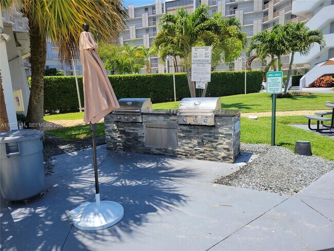 Building Photo - 3401 N Country Club Dr