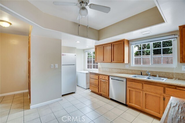 Building Photo - 1015 E Walnut Ave