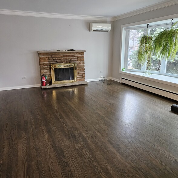 Building Photo - 5852 N Melvina Ave