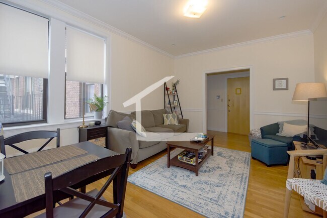 Building Photo - Impeccable Commonwealth Ave 2-bed, 1-bath Avail for 9/1!