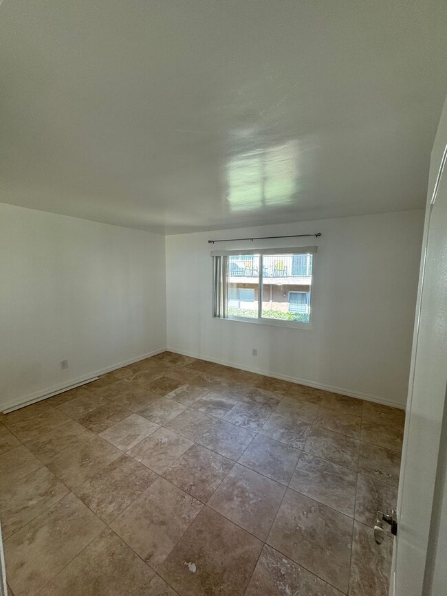 Building Photo - Spacious 2 Bedroom, 1.5 Bath Two-Story Tow...