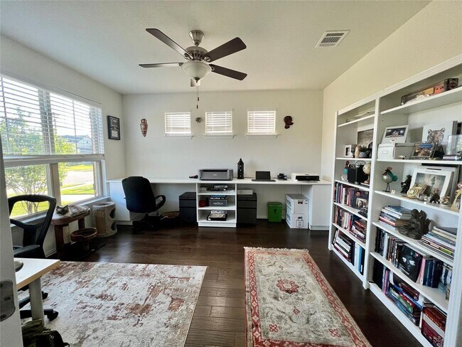 Building Photo - 3900 Eland Dr