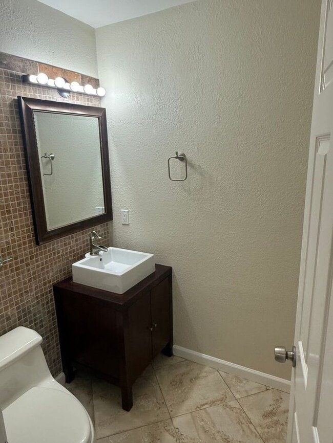 Building Photo - Beautiful Spacious 4-bedroom, 2.5-bathroom...