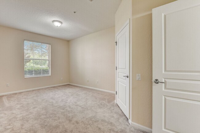 Building Photo - Beautifully Maintained 3-Bedroom, 2-Bathro...