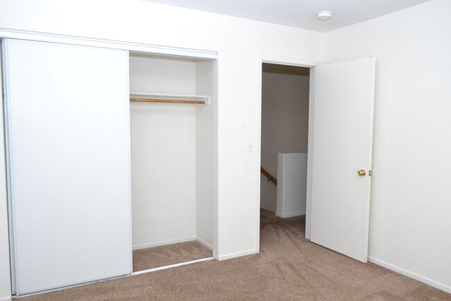 Building Photo - SW - ROOMY 3 BEDROOM 2.5 BATH TOWNHOME - 8...