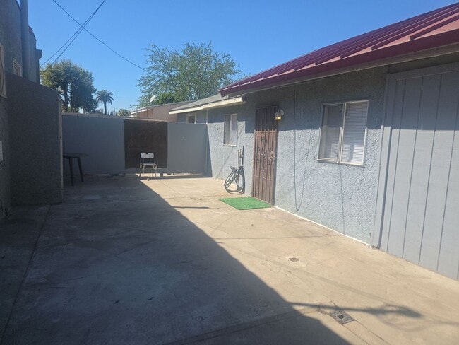 Building Photo - READY TO MOVE IN- MUST SEE - TWO CAR OFF STREET PARKING SPOTS AND UTILITIES PAID