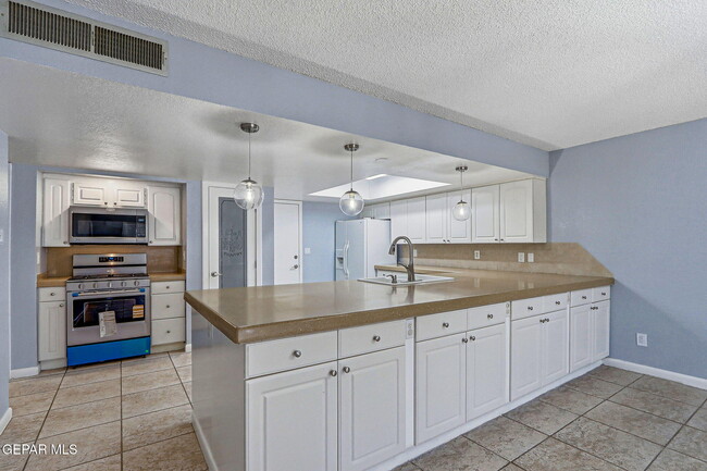 Building Photo - 6141 Sierra Valle Ln