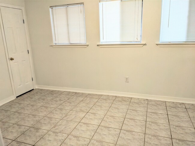 Building Photo - 1005 Rosepoint Dr