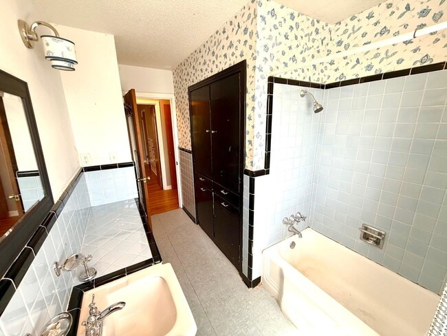 Building Photo - *MOVE IN SPECIAL* Gated Home With Hill Country Living Just Minutes From Boerne!