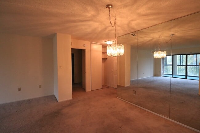 Building Photo - 15107 Interlachen Dr
