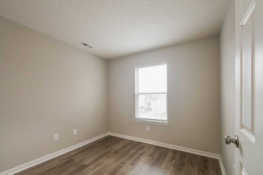 Building Photo - 15341 Ten Point Dr