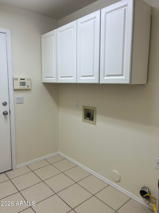 Building Photo - 5922 W Gary Dr