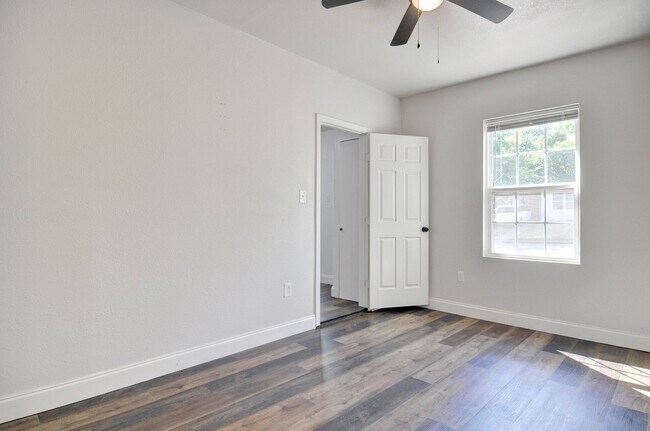 Building Photo - 3 bed 2 bath