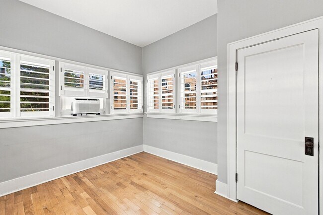 Building Photo - Charming 2-bedroom, 1-bath condo located in the heart of Denver
