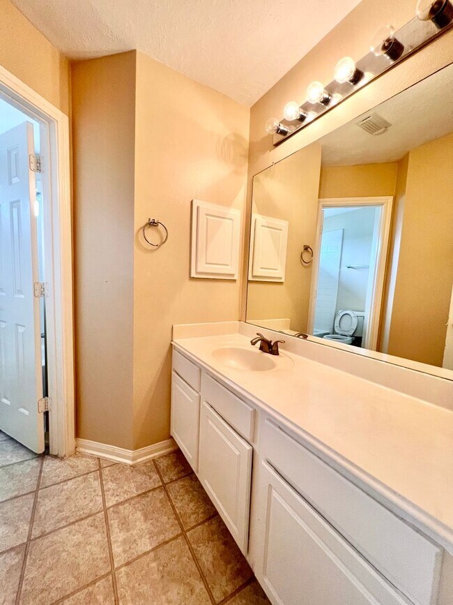 Building Photo - 16735 Village View Trail