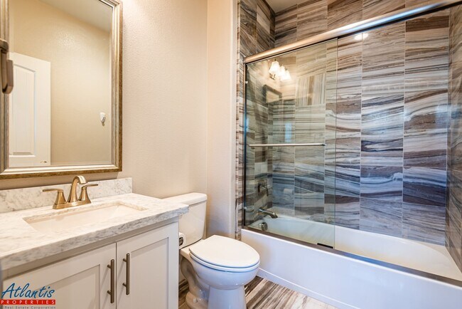 Building Photo - Gorgeous Condo | Premium Materials
