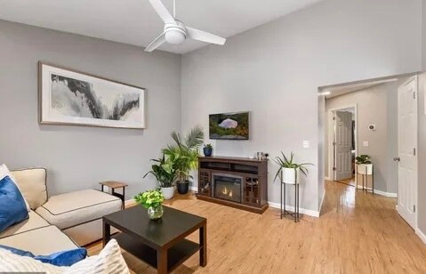 Building Photo - 912 W 66th St