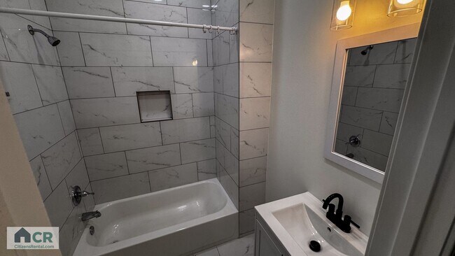 Building Photo - University Area 4bd/2ba With Private Backyard!