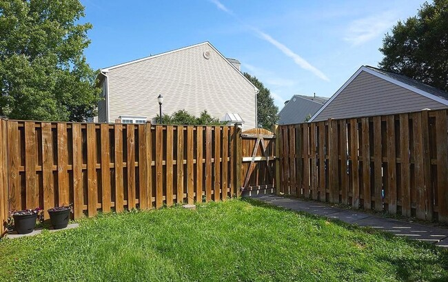 Building Photo - Beautifully maintained brick townhouse in ...