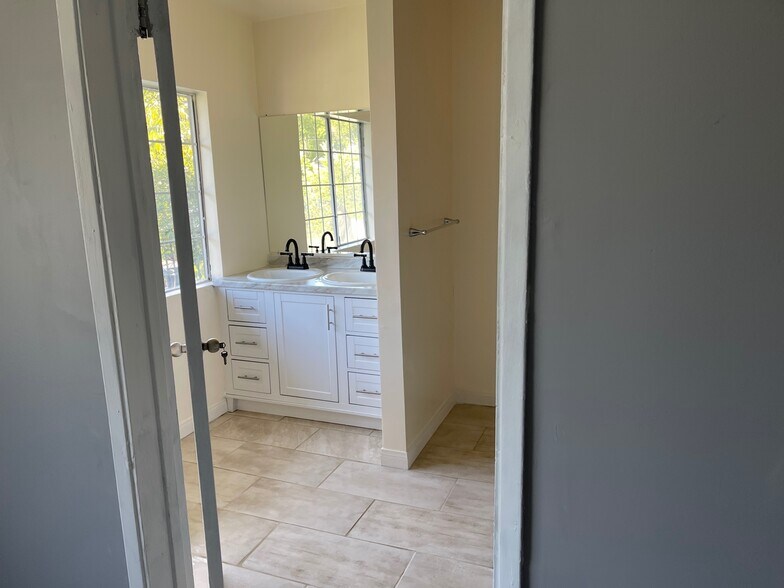 Master bath - 15013 Hartsook St
