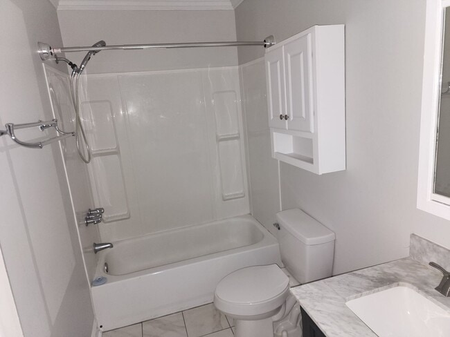 Building Photo - 3 bed 1 bath Brick Racher