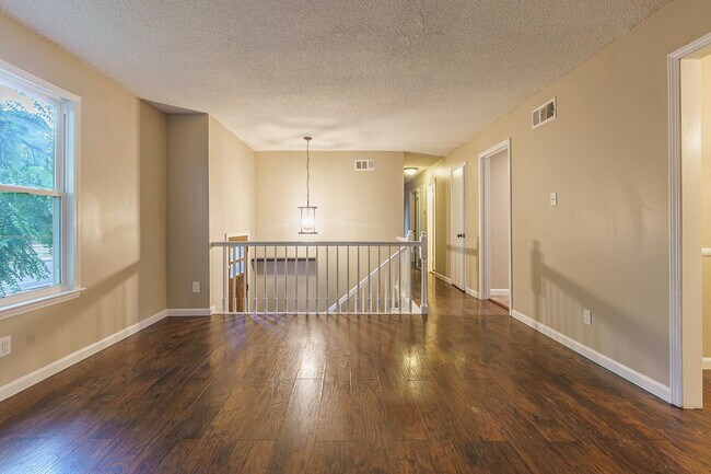 Building Photo - 4BR/1.5BA split-level in Grandview Heights