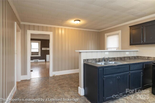 Building Photo - 1420 Amhurst St