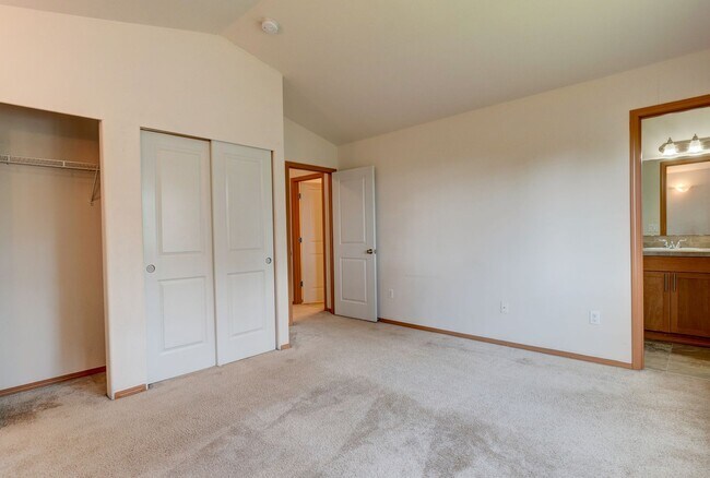 Building Photo - 3 Bedroom 2.5 Bath with 3 Car Garage