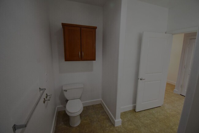 Building Photo - Gorgeous Condo with gated security