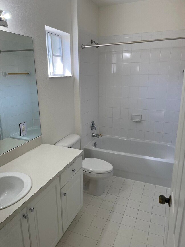 Building Photo - 5051 SE Mariner Garden Cir