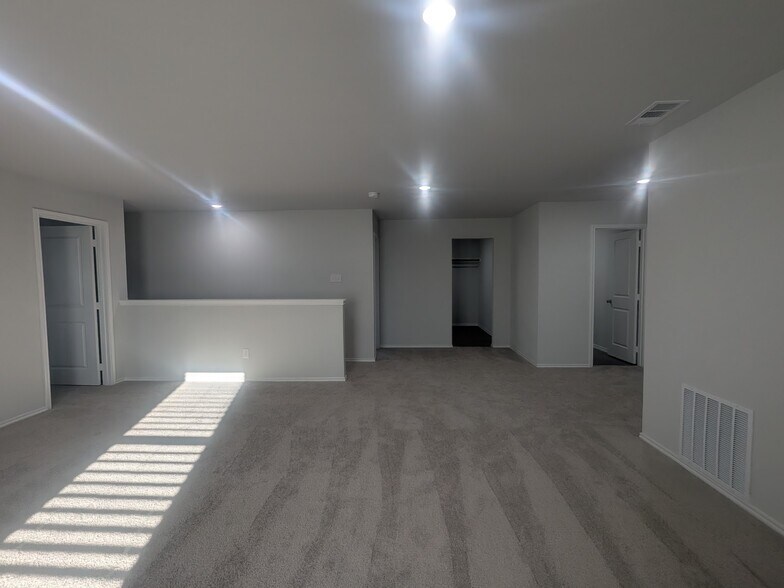 Building Photo - 1704 Dwelling Pl