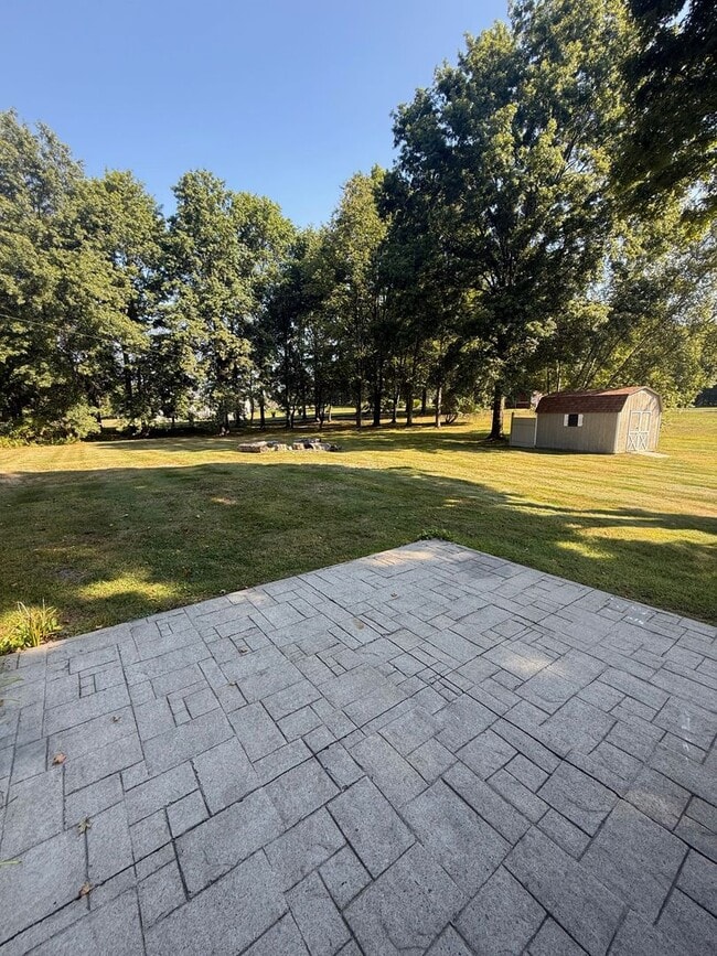 Building Photo - 3 Bedroom House With Large Yard and 2 Bath...