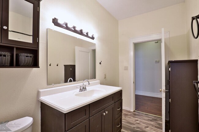 Building Photo - Cottage in the heart of Abilene!