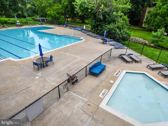 Building Photo - 10201 Grosvenor Pl