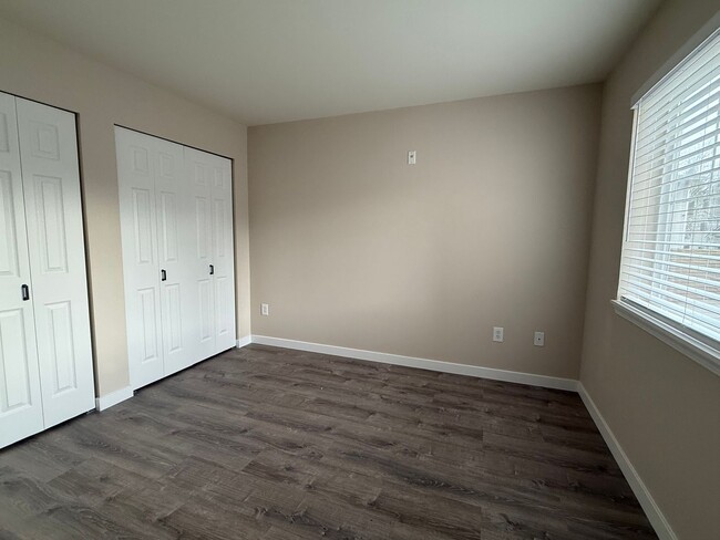 Building Photo - Move-In Ready! Renovated Modern 2BD/1BTH E...