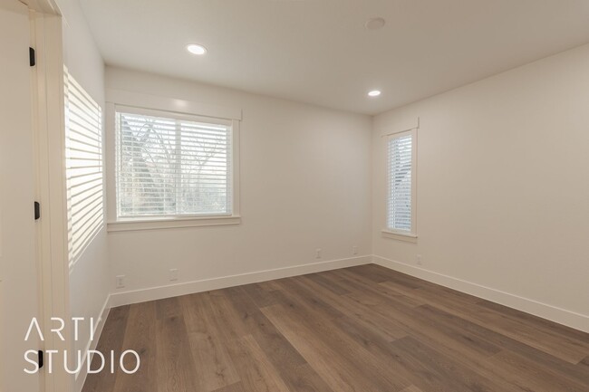 Building Photo - "Stunningly Remodeled 4-Bedroom, 3-Bathroo...