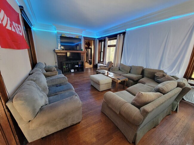 Building Photo - 2115 E 1st St