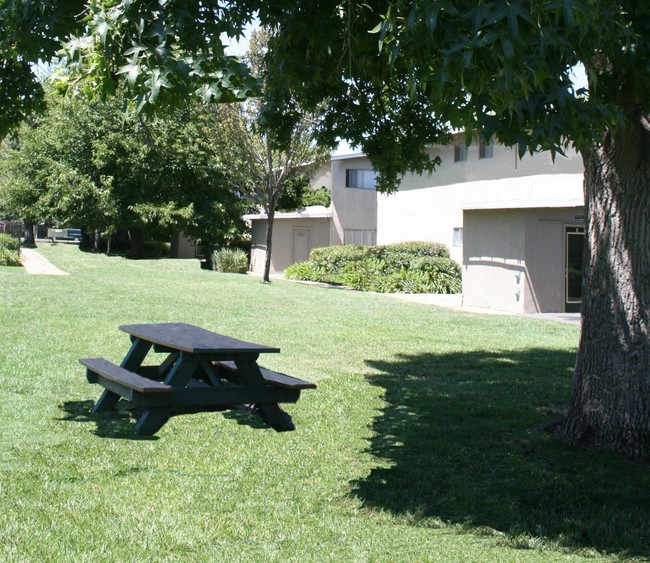 Picnic Area - Gold Crossing Apartments