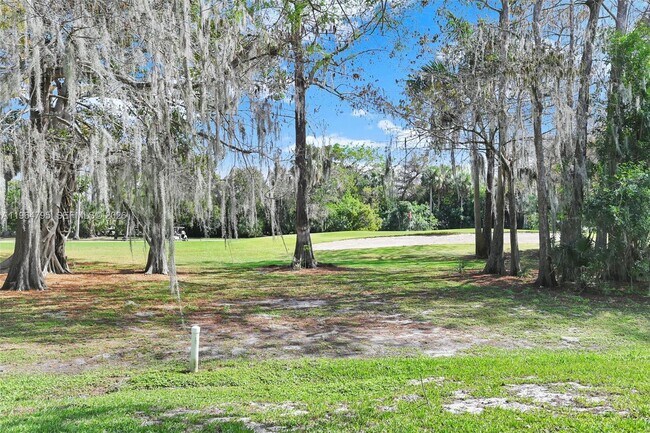 Building Photo - 820 E Cypress Ln