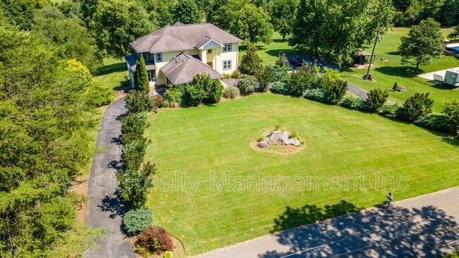 Building Photo - 2084 Allenridge Dr