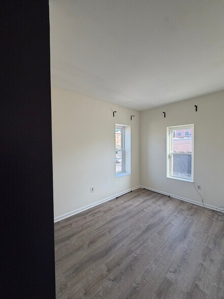 Building Photo - 444 Bridge St