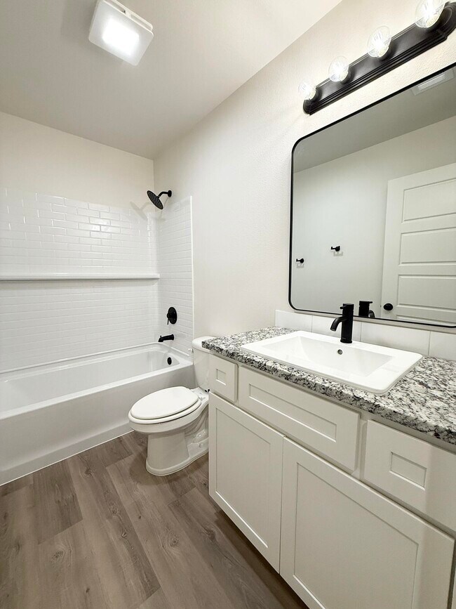 Building Photo - 2501 Kenwood Ave