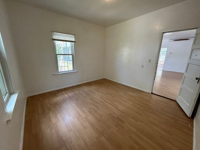 Building Photo - 2 Bed 1 Bath Large House with Fenced Yard and Washer Dryer Hookups