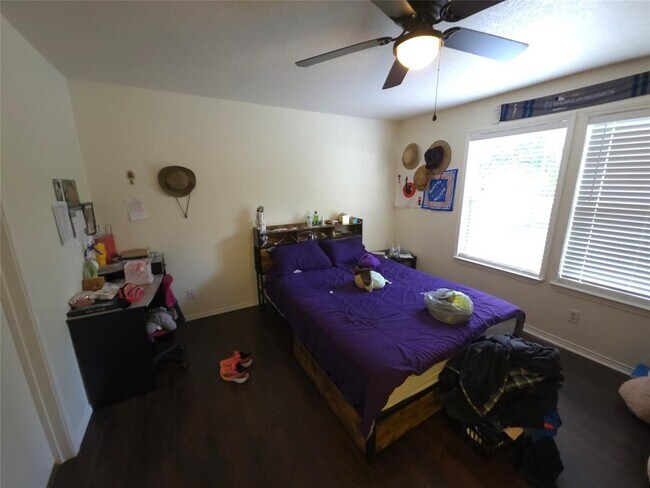 Building Photo - 1600 Hollow Tree Blvd