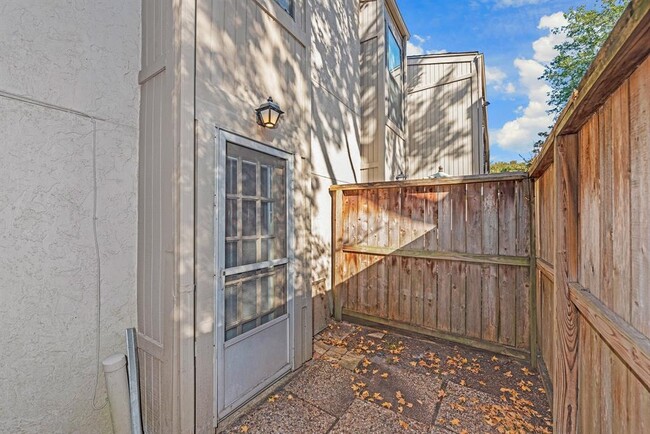 Building Photo - 5711 Sugar Hill Dr
