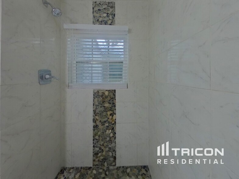 Building Photo - 4223 Dinglewood Ave