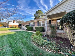 Building Photo - Beautiful All-Brick Ranch in the Heart of Kings Grant!